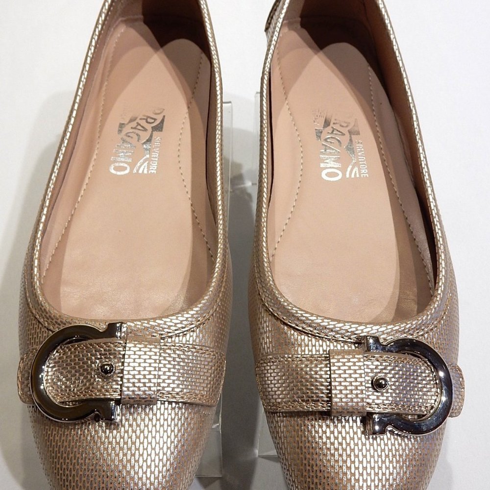 SALVATORE FERRAGAMO WHITE GOLD DRIVER FLATS 6.5B
